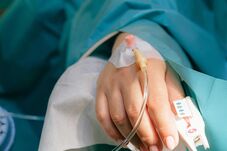Élet-halál között van a 12 éves lány, akit a járdán gázolt el egy autó (VIDEÓ)