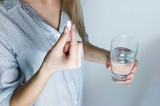 Tízből hét romániai otthon kezeli fájdalmait – Kérjük a gyógyszerész segítségét!