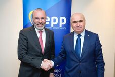 Manfred Weber kiállt Bolojan mellett