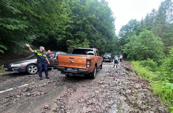 Villámárvíz miatt váltakozó irányban halad a forgalom Parajd és Gyergyóalfalu között