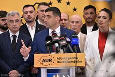 Simion nem elégszik meg Veștea „hajbókolásával