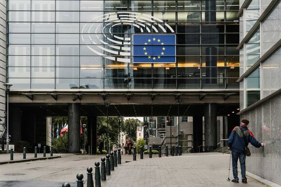 Uniós egyeztetés afganisztániak visszaküldéséről: tálib küldöttséget fogadnak Brüsszelben
