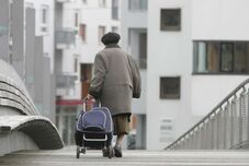 Többféle támogatás jár a kisnyugdíjasoknak – Kik jogosultak és mekkora összegek igényelhetők?