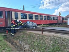 Személyvonattal ütközött egy autó a Maros megyei Bánffytanyán