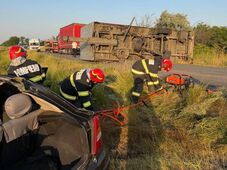 Tragédia: Menet közben leszakadt a kamion pótkocsija, két ember szörnyethalt az alágyűrt autóban