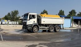 Locsolással hűtik Sepsiszentgyörgyöt: naponta 100 köbméter vízzel enyhítik a kánikulát