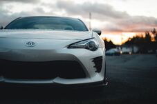 Zuhan az autómárkák értéke: a Tesla nagyot bukott, a Toyota még őrzi a vezető pozícióját 