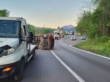 Felborult egy kisteherautó – A sofőr és három gyermek kórházban