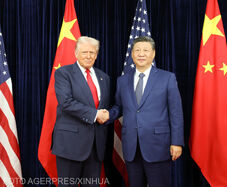 Trump Pekingben: „nagyszerű vezetőnek” nevezte Hszi Csin-pinget