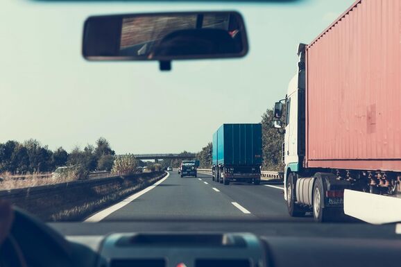 Drágul az útdíjmatrica: a jármű környezetvédelmi besorolása alapján számítják majd