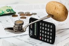 A jegybank szerint az év végéig még jobban elszabadulnak az árak