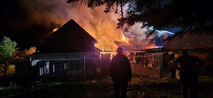 Tűz Maroshévízen: egész éjszaka dolgoztak a lángok megfékezésén 