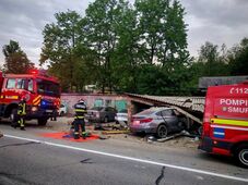 Felvételen a brutális baleset: áttörte a kerítést, majd egy garázsban állt meg az autó (VIDEÓ)
