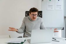 Fogalmuk sincs a hatóságoknak, mennyit keresnek pontosan a közalkalmazottak