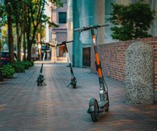 Kigyulladt egy töltőn hagyott roller, leégett a ház