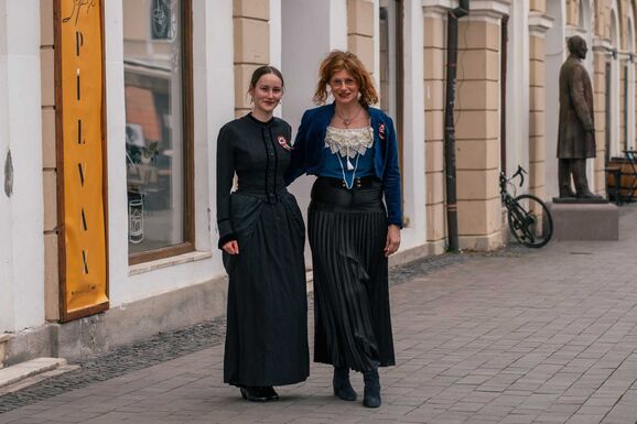 Honleányokat képeznek Sepsiszentgyörgyön – Fiatalok a forradalom hősnőinek nyomában