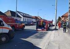 Öthónapos kisbabát szállítottak a mentővel, amely személyautóval ütközött 