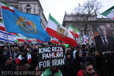 Rendszerellenes felkelésre buzdítják az irániakat