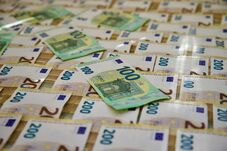 Tíz éve ugyanazokkal a számokkal játszott: felvette a 4,5 millió eurót a lottónyertes