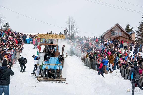 Asszonycipelés, kör-ling és bikinis lesiklás – Szombaton újra megkergül Hargitafürdő