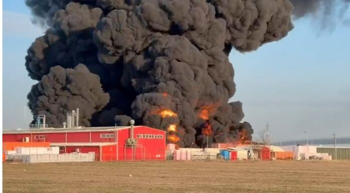 FRISSÍTVE – Óriási füsttel égett az aradi polisztirolgyár – Riasztást küldtek a lakosságnak (VIDEÓ)