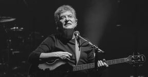 Elhunyt a Holograf együttes basszusgitárosa