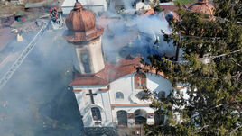 FRISSÍTVE – Tűz ütött ki a templomban, 120-an voltak bent
