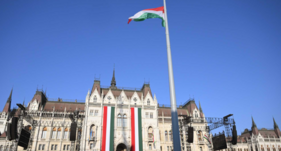 Felvonták a nemzeti lobogót Magyarországon az Országház előtt (VIDEÓ)