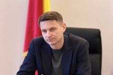 Szenátusi elnök: Költségvetés nélkül behúzott fékkel működik az állam