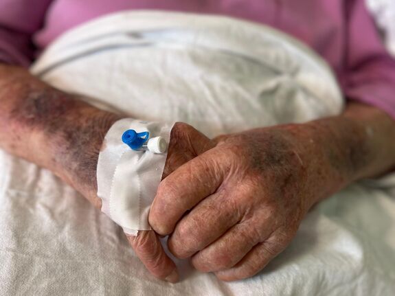 Gyógyultan távozott egy százéves hölgy a csíkszeredai kórházból