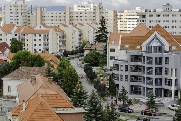 Hatalmas sorok az adópénztáraknál Hargita megyében – Hosszabb nyitvatartással reagálnak a városok