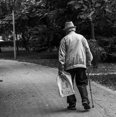 Megölelte a 85 éves férfit, majd kifosztotta