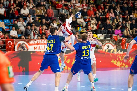 Ez is történt: leszerepelt a kézilabda-válogatott, araszol a CFR, verekedtek a tornászlányok