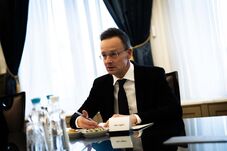 Brüsszelre és Moszkvára is ujjak mutatnak: nemzetbiztonsági botrány Magyarországon