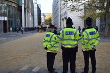 Antiszemita támadás: londoni zsingóga előtt gyújtottak fel több mentőautót