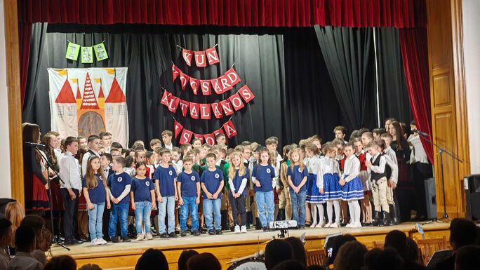 Százéves évfordulót ünnepeltek az ozsdolai iskolában (VIDEÓ)