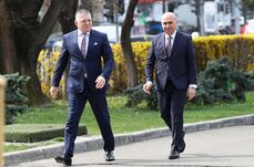 Kéréssel fordult Robert Fico a román kormányfőhöz