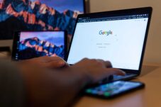 Német bíróság mondta ki: a Google felelhet az MI által kitalált állításokért