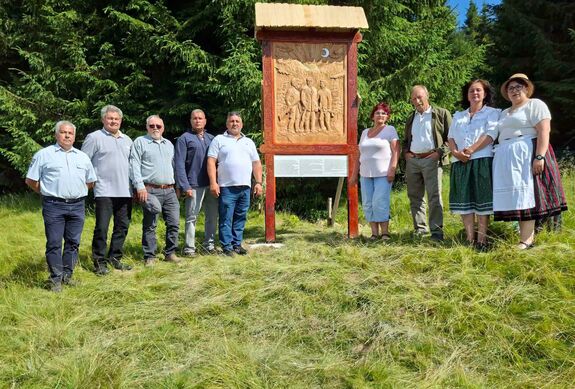 A Poszkár-tetőn avatták fel az „ozsdolai betyárok” domborművét