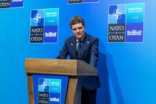 Pisztolyt kapott ajándékba Nicușor Dan a NATO-csúcson – A SPP fogja őrizni
