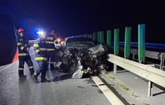 Baleset az autópályán: kamion és személyautó ütközött