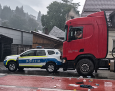 Rendőrautónak ütközött egy kamion, miután sofőrje nem volt hajlandó megállni (VIDEÓ)