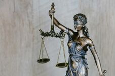 Négy év börtönt kapott a pedofil, akinek az állam megengedte, hogy gyermekvédő egyesületet működtessen
