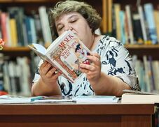 A mese nemcsak szórakoztat, közösséget is épít – Bódai–Soós Judit volt a kézdivásárhelyi könyvtár vendége