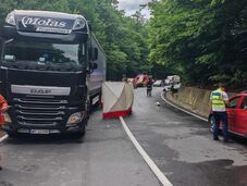 Tragédia Brassó megyében: kamionnak csapódott egy motoros