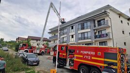 Tűz ütött ki egy besztercei tömbház tetején, egy tűzoltó megsérült