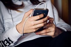 Újabb uniós tagállam tiltaná be a mobiltelefonok iskolai használatát
