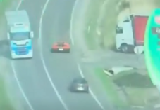 Helikopterből értek tetten a szabálytalankodó sportkocsist: búcsút inthet a jogsijának (VIDEÓ)