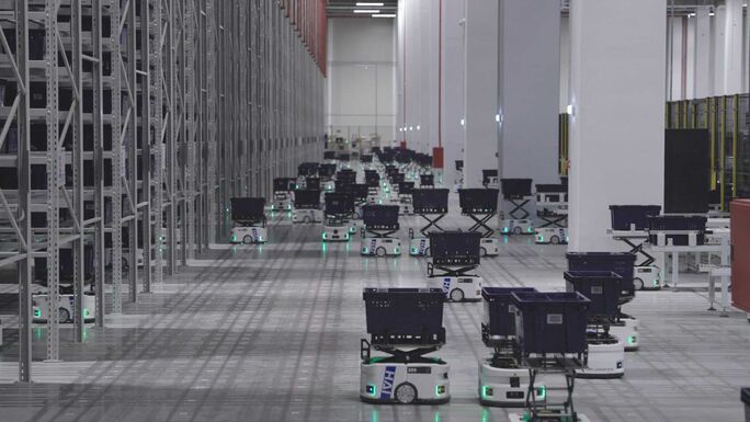 Közel 1000 robot dolgozik egy hazai raktárban