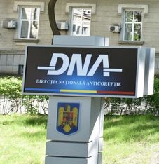 Korrupciós botrány a román hadiiparban – Három fegyvergyári igazgatót tartóztatott le a DNA